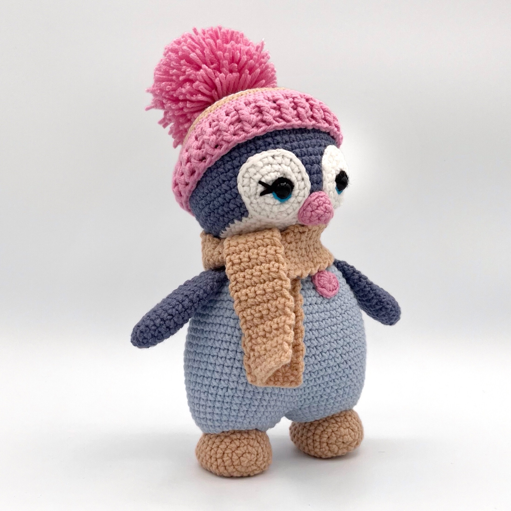 Pingüino Amigurumi Hecho a Mano – 23 cm / 9 in (incluyendo gorro) – Azul Turquesa o Rosado – Mezcla de Algodón – Peluche coleccionable - Imagen 7