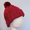 Gorro con pompón de hilo, trenzado