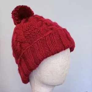 Gorro con pompón de hilo, trenzado