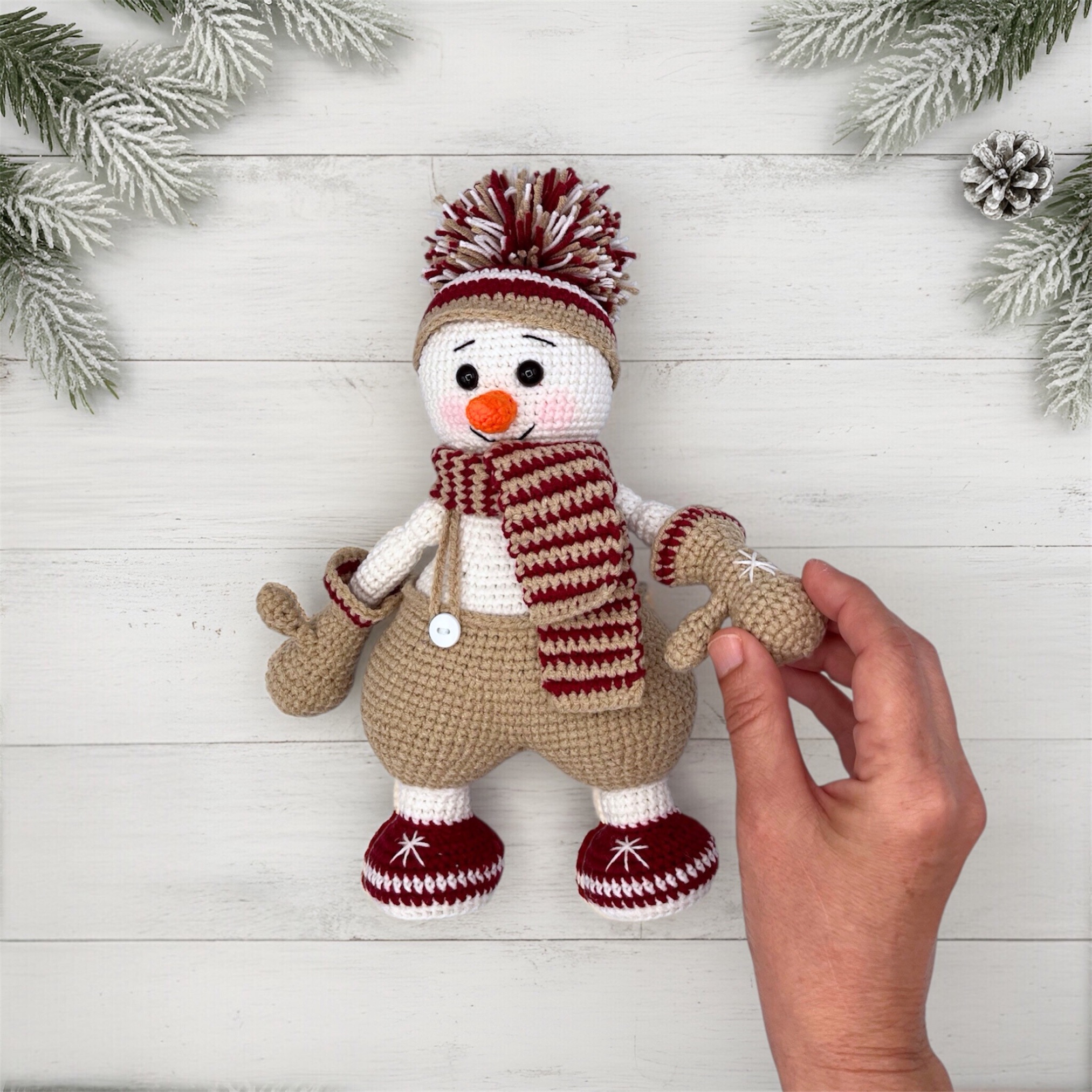 Muñeco de Nieve de Crochet – 25 cm / 10 in (incluyendo el gorro) – Rústico o Frosty – Mezcla de Algodón – Decoración navideña de peluche - Imagen 6
