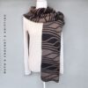Bufanda Tejida a Dos Agujas – Calentador de Cuello Unisex en Taupe y Negro – Patrón de Filas Cortas – Regalo para Él o Ella - Imagen 2
